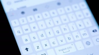 Google aramasında Coronavirus yazan akıllı telefon klavyesi, web iletişimi