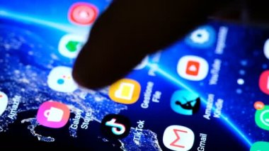 Akıllı telefon ve tiktok uygulaması, sosyal medya ağı, web iletişim simgesi