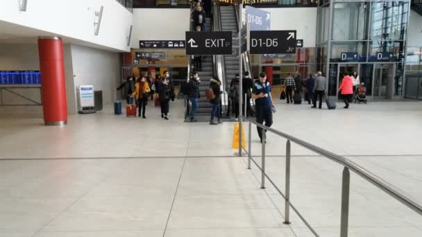 Luchthaven hal, mensen toeristen lopen met coronavirus covid19 beschermende masker, kinderen — Stockvideo