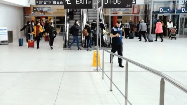 Salón del aeropuerto, la gente turistas caminan con coronavirus covid19 máscara protectora, niños — Vídeo de stock