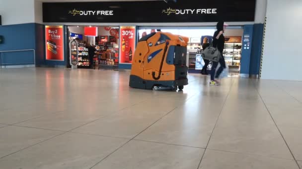 Automatic floor cleaner in action on prague airport hall,new technology — Stockvideo