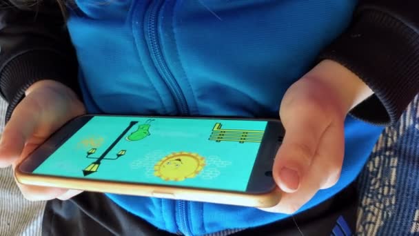 Malá holčička sledující kreslený film na smartphonu, děti vzdělávací technologie — Stock video
