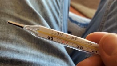 Cıva ateşini ölçtükten sonra termometreyi kontrol et, Coronavirus covid19. 