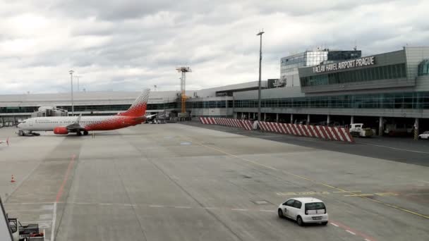 Vaclav havel prague Aeroporto Trabalhadores de avião, processo de embarque de transporte, movimento — Vídeo de Stock