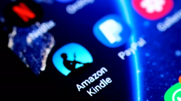 Zicht op de mens typen op een smartphone amazon kindle app, ebook reader store, digitaal — Stockvideo