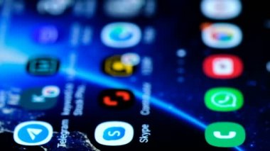 Smartphone 'da Skype Uygulaması Başlatılırken yakın plan görüntüsü, video bağlantı servisi