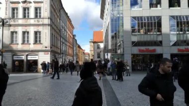 Prag şehir alışveriş caddesinde yürüyen turistlerin görüntüsü, Czech yaşam tarzı 