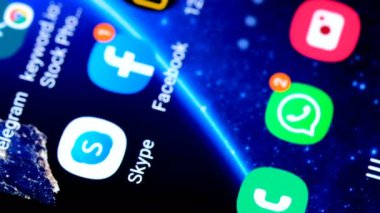 Smartphone 'da Skype Uygulaması Başlatılırken yakın plan görüntüsü, video bağlantı servisi