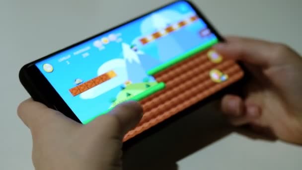 Çocuk oyuncağının akıllı telefondan oyun oynayışını, çocukların eğitimini yakından izle — Stok video