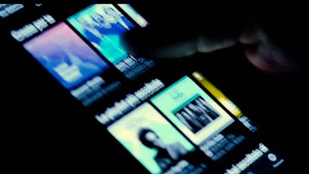 Man browsing Catálogo do gênero Spotify App Em um smartphone, plataforma de música streaming — Vídeo de Stock