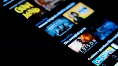 Akıllı telefon Amazon Prime video uygulama kataloğunda gezinen adam, yayın platformu