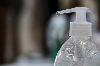 Alkolik el dezenfektanı kutusu, korona virüsü enfeksiyonu.