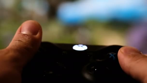 Visão de close-up de jovens mãos jogando jogo no console, vício em videogame — Vídeo de Stock