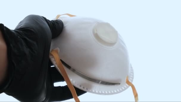 头戴塑料手套的男子手和医用防护病毒面具ffp2，头孢病毒共19种疾病 — 图库视频影像