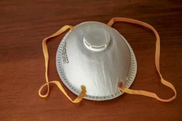 Изолированная медицинская защитная вирусная маска ffp2, пандемия коронавирусных ковидов — стоковое фото