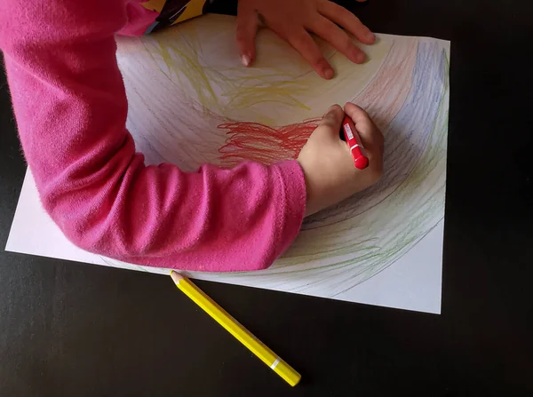 Criança menina pintura arco-íris durante Covid19 coronavírus doença quarentena, família — Fotografia de Stock