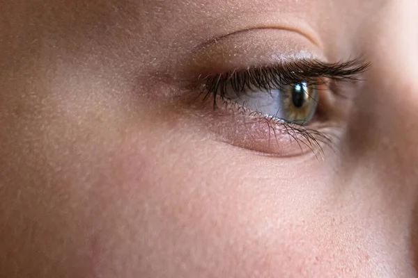 Visão de perto de detalhe de visão de olho de criança, retrato de pele de cara macro — Fotografia de Stock