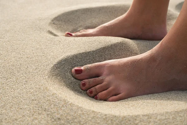 Närbild av barfota kvinna flicka stående på Golden Sandy Beach i solig solnedgång ljus, frihet cilento — Stockfoto