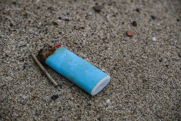 Sal Corroded plástico mais leve lixo no ecossistema do mar arenoso, microplásticos poluição da costa do mar — Fotografia de Stock