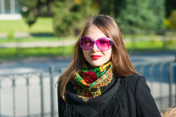 Женщина в розовых солнечных очках — стоковое фото