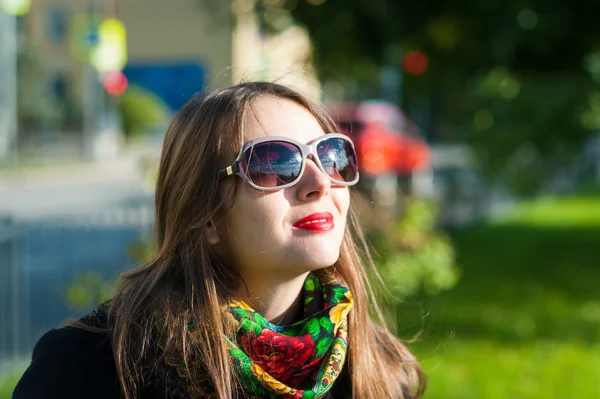Femme en lunettes de soleil grises — Photo