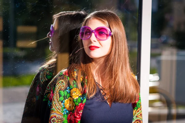 Mujer en gafas de sol rosas —  Fotos de Stock