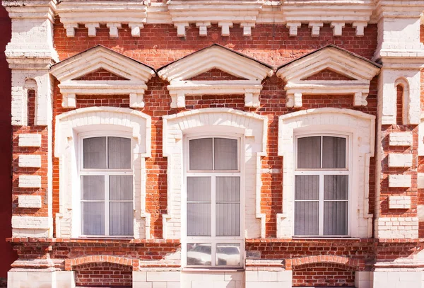 Gamla röda byggnaden med windows och persienner — Stockfoto