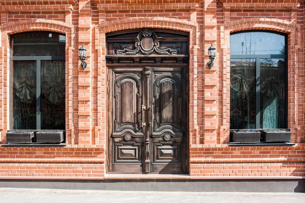 Prachtige deur in oud gebouw — Stockfoto