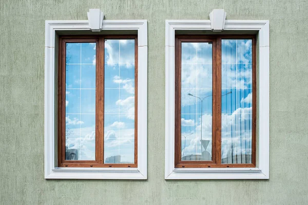 Två fönster och speglar — Stockfoto