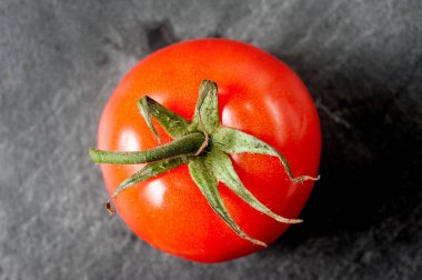 Koyu arka plan üzerinde kırmızı domates