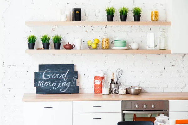 Cocina de la mañana con plato Buenos días Imagen de archivo