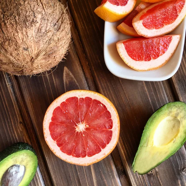 Frisch Geschnittene Avocado Und Grapefruit Mit Kokosnuss Auf Braunem Holzhintergrund — Stockfoto