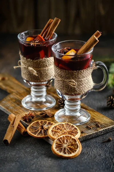 Vinho Amontoado Copos Vidro Com Maçãs Laranja Canela Anis Estrelado — Fotografia de Stock