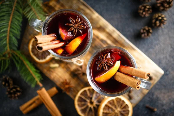 Vinho Amontoado Copos Vidro Com Maçãs Laranja Canela Anis Estrelado — Fotografia de Stock