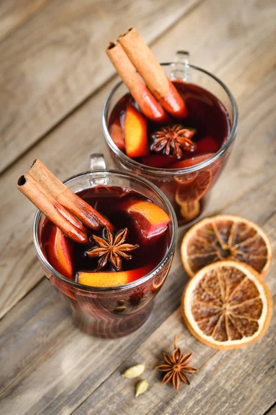 Vinho Amontoado Copos Vidro Com Maçãs Laranja Canela Anis Estrelado — Fotografia de Stock