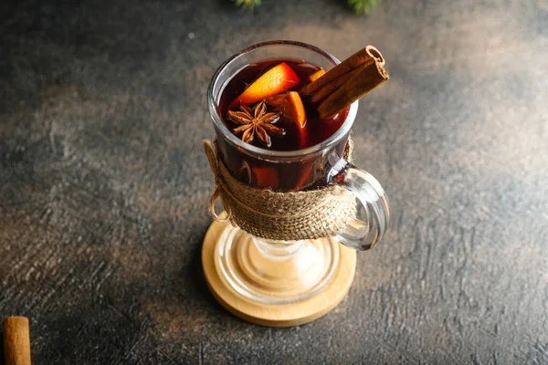 Vinho Amontoado Copo Com Maçãs Laranja Canela Anis Estrelado Bebida — Fotografia de Stock