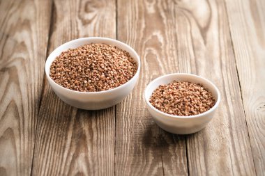 Kırsal bir arka plan fotokopi alanı üzerinde hafif bir kasede karabuğday.