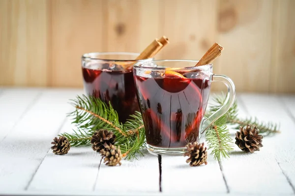 Vin Chaud Dans Des Verres Verre Avec Pommes Orange Cannelle — Photo