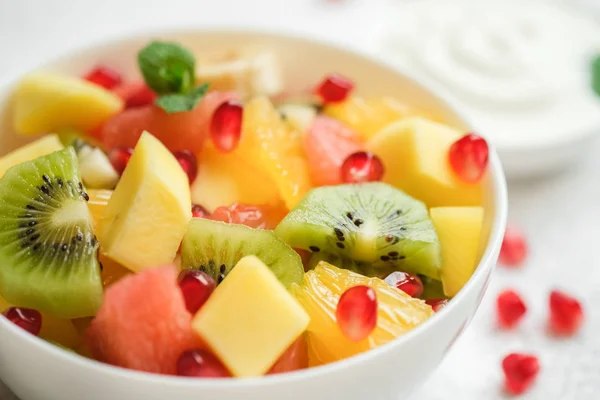 Schaal Met Zelfgemaakte Verse Fruitsalade Mango Grapefruit Granaatappel Kiwi Banaan — Stockfoto