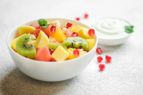 Schaal Met Zelfgemaakte Verse Fruitsalade Mango Grapefruit Granaatappel Kiwi Banaan — Stockfoto