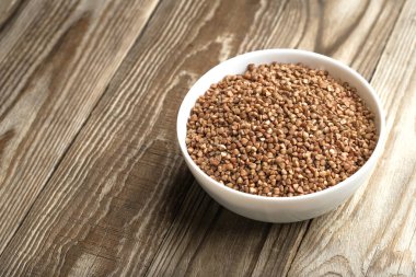 Kırsal bir arka plan fotokopi alanı üzerinde hafif bir kasede karabuğday.