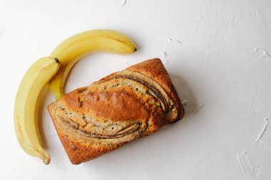 Açık arkaplanda ev yapımı muz ekmeği kopyalama alanı