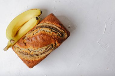 Açık arkaplanda ev yapımı muz ekmeği kopyalama alanı