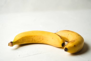 Hafif arkaplan kopyalama boşluğunda muzlar ugli.