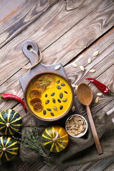 Hausgemachte Kürbiscremesuppe Mit Croutons Samen Gewürzen Und Kräutern Auf Rustikalem — Stockfoto