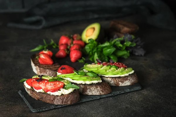 Healthy Food Vegan Breakfast Bruschettas Toasts Avocado Strawberries Dark Background — Stock Photo, Image
