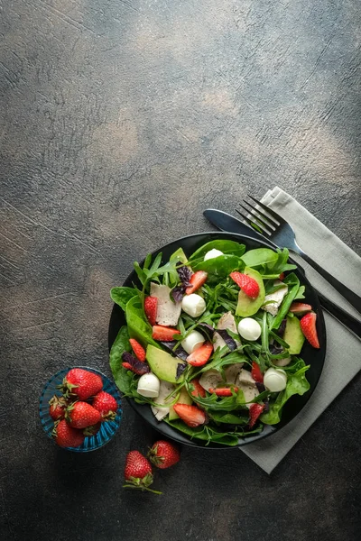 Salat Mit Frischen Erdbeeren Mozzarella Huhn Avocado Und Frischen Kräutern — Stockfoto