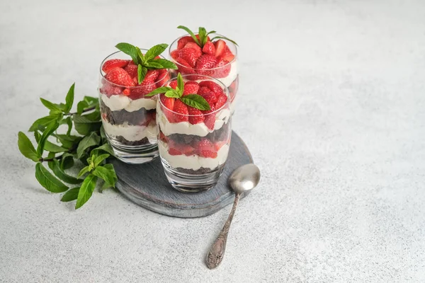 Bela Sobremesa Com Bagas Frescas Trifle Com Chocolate Morangos Espaço — Fotografia de Stock