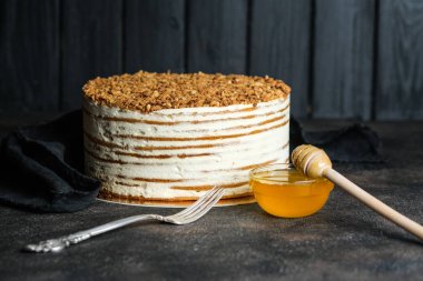 Koyu arkaplanda ev yapımı ballı kek fotokopi alanı.