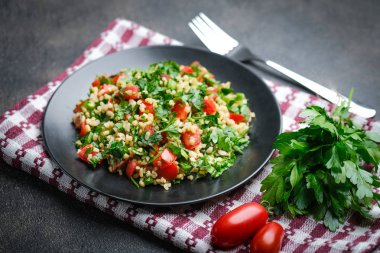 Geleneksel oryantal salata Tabbouleh bulgur ve maydanozlu koyu arkaplan